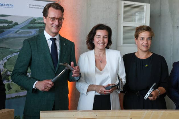 Richtfest der Forschungsfertigung Batteriezelle. Fraunhofer-Einrichtung Forschungsfertigung Batteriezelle FFB (industrienahe Fertigung von Batteriezellen). Hendrik Wüst (CDU), Ministerpräsident des Landes Nordrhein-Westfalen; Dorothee Bär (CSU), Bundesministerin für Forschung, Technologie und Raumfahrt; Mona Neubaur (Bündnis 90 Die Grünen), Ministerin für Wirtschaft, Industrie, Klimaschutz und Energie des Landes Nordrhein-Westfalen. Münster, Nordrhein-Westfalen, DEU, Deutschland, 13.07.2026 *** Topping-out ceremony for the Fraunhofer Battery Cell Research and Production Facility (FFB); industry-oriented production of battery cells; Hendrik Wüst (CDU), Minister President of North Rhine-Westphalia; Dorothee Bär (CSU), Federal Minis