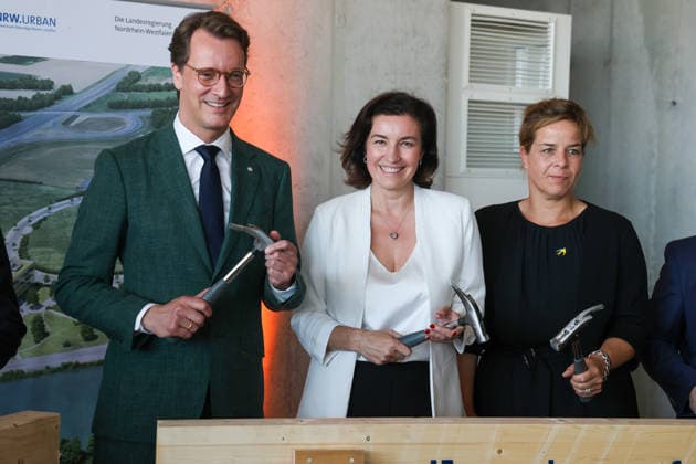 Richtfest der Forschungsfertigung Batteriezelle. Fraunhofer-Einrichtung Forschungsfertigung Batteriezelle FFB (industrienahe Fertigung von Batteriezellen). Hendrik Wüst (CDU), Ministerpräsident des Landes Nordrhein-Westfalen; Dorothee Bär (CSU), Bundesministerin für Forschung, Technologie und Raumfahrt; Mona Neubaur (Bündnis 90 Die Grünen), Ministerin für Wirtschaft, Industrie, Klimaschutz und Energie des Landes Nordrhein-Westfalen. Münster, Nordrhein-Westfalen, DEU, Deutschland, 13.07.2026 *** Topping-out ceremony for the Fraunhofer Battery Cell Research and Production Facility (FFB); industry-oriented production of battery cells; Hendrik Wüst (CDU), Minister President of North Rhine-Westphalia; Dorothee Bär (CSU), Federal Minis