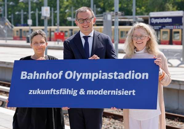 News Themen der Woche KW29 News Bilder des Tages Claudia Elif Stutz, Staatssekretärin im Bundesverkehrsministerium, Dr. Philipp Julius Siegfried Nagl, Vorstandsvorsitzender der DB InfraGO AG, Ute Bonde, Senatorin für Mobilität, Verkehr, Klimaschutz und Umwelt, Deutschland, Berlin, Rede StS in BMV Stutz zur Einweihungsfeier zukunftsfähiger Bahnhof Berlin Olympiastadion *** Claudia Elif Stutz, State Secretary at the Federal Ministry of Transportation; Dr. Philipp Julius Siegfried Nagl, CEO of DB InfraGO AG; Ute Bonde, Senator for Mobility, Transportation, Climate Protection, and the Environment, Germany; Berlin, Speech by State Secretary Stutz of the Federal Ministry of Transport at the inauguration ceremony for the sustainable Berlin Olympiastadion train station