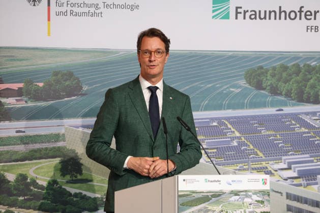 Richtfest der Forschungsfertigung Batteriezelle. Fraunhofer-Einrichtung Forschungsfertigung Batteriezelle FFB (industrienahe Fertigung von Batteriezellen). Hendrik Wüst (CDU), Ministerpräsident des Landes Nordrhein-Westfalen. Münster, Nordrhein-Westfalen, DEU, Deutschland, 13.07.2026 *** Topping-out ceremony for the Fraunhofer Institute for Battery Cell Research and Production (FFB); industry-oriented production of battery cells; Hendrik Wüst (CDU), Minister President of North Rhine-Westphalia; Münster, North Rhine-Westphalia, DEU, Germany; July 13, 2026