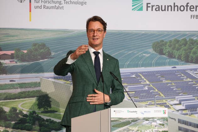 Richtfest der Forschungsfertigung Batteriezelle. Fraunhofer-Einrichtung Forschungsfertigung Batteriezelle FFB (industrienahe Fertigung von Batteriezellen). Hendrik Wüst (CDU), Ministerpräsident des Landes Nordrhein-Westfalen. Münster, Nordrhein-Westfalen, DEU, Deutschland, 13.07.2026 *** Topping-out ceremony for the Fraunhofer Institute for Battery Cell Research and Production (FFB); industry-oriented production of battery cells; Hendrik Wüst (CDU), Minister President of North Rhine-Westphalia; Münster, North Rhine-Westphalia, DEU, Germany; July 13, 2026