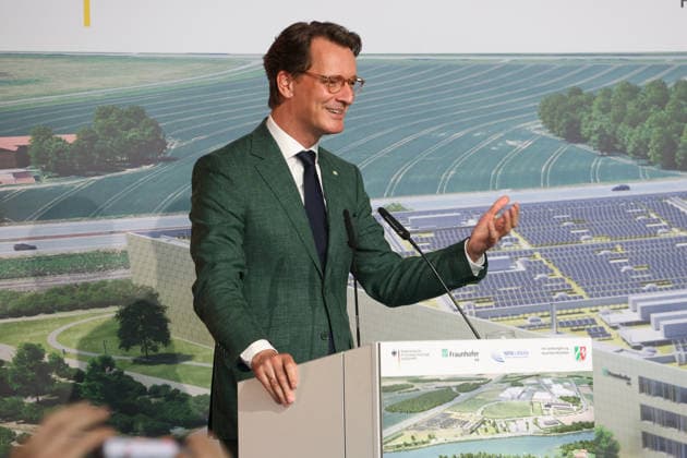Richtfest der Forschungsfertigung Batteriezelle. Fraunhofer-Einrichtung Forschungsfertigung Batteriezelle FFB (industrienahe Fertigung von Batteriezellen). Hendrik Wüst (CDU), Ministerpräsident des Landes Nordrhein-Westfalen. Münster, Nordrhein-Westfalen, DEU, Deutschland, 13.07.2026 *** Topping-out ceremony for the Fraunhofer Institute for Battery Cell Research and Production (FFB); industry-oriented production of battery cells; Hendrik Wüst (CDU), Minister President of North Rhine-Westphalia; Münster, North Rhine-Westphalia, DEU, Germany; July 13, 2026