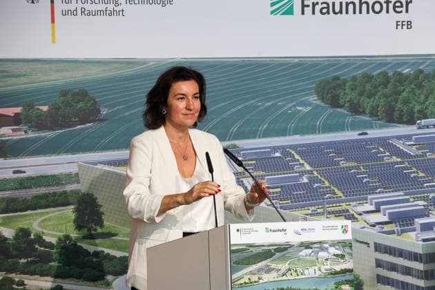 Richtfest der Forschungsfertigung Batteriezelle. Fraunhofer-Einrichtung Forschungsfertigung Batteriezelle FFB (industrienahe Fertigung von Batteriezellen). Dorothee Bär (CSU), Bundesministerin für Forschung, Technologie und Raumfahrt. Münster, Nordrhein-Westfalen, DEU, Deutschland, 13.07.2026 *** Topping-out ceremony for the Fraunhofer Institute for Battery Cell Research and Production (FFB); industry-oriented production of battery cells; Dorothee Bär (CSU), Federal Minister of Research, Technology, and Space; Münster, North Rhine-Westphalia, DEU, Germany; July 13, 2026