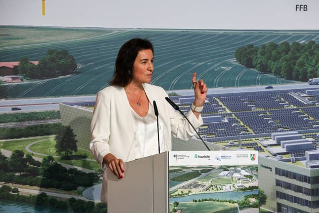 Richtfest der Forschungsfertigung Batteriezelle. Fraunhofer-Einrichtung Forschungsfertigung Batteriezelle FFB (industrienahe Fertigung von Batteriezellen). Dorothee Bär (CSU), Bundesministerin für Forschung, Technologie und Raumfahrt. Münster, Nordrhein-Westfalen, DEU, Deutschland, 13.07.2026 *** Topping-out ceremony for the Fraunhofer Institute for Battery Cell Research and Production (FFB); industry-oriented production of battery cells; Dorothee Bär (CSU), Federal Minister of Research, Technology, and Space; Münster, North Rhine-Westphalia, DEU, Germany; July 13, 2026