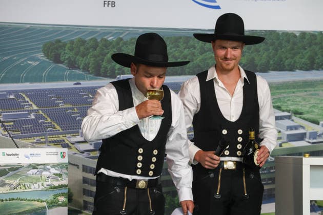 News Bilder des Tages Richtfest der Forschungsfertigung Batteriezelle. Fraunhofer-Einrichtung Forschungsfertigung Batteriezelle FFB (industrienahe Fertigung von Batteriezellen). Polier beim Richtspruch. Münster, Nordrhein-Westfalen, DEU, Deutschland, 13.07.2026 *** Topping-out ceremony for the Fraunhofer Institute for Battery Cell Research and Production (FFB); industry-oriented production of battery cells; speech at the topping-out ceremony in Münster, North Rhine-Westphalia, DEU, Germany, July 13, 2026