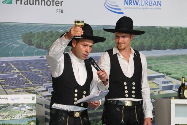 Richtfest der Forschungsfertigung Batteriezelle. Fraunhofer-Einrichtung Forschungsfertigung Batteriezelle FFB (industrienahe Fertigung von Batteriezellen). Polier beim Richtspruch. Münster, Nordrhein-Westfalen, DEU, Deutschland, 13.07.2026 *** Topping-out ceremony for the Fraunhofer Institute for Battery Cell Research and Production (FFB); industry-oriented production of battery cells; speech at the topping-out ceremony in Münster, North Rhine-Westphalia, DEU, Germany, July 13, 2026