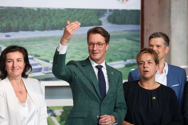 Richtfest der Forschungsfertigung Batteriezelle. Fraunhofer-Einrichtung Forschungsfertigung Batteriezelle FFB (industrienahe Fertigung von Batteriezellen). Dorothee Bär (CSU), Bundesministerin für Forschung, Technologie und Raumfahrt; Hendrik Wüst (CDU), Ministerpräsident des Landes Nordrhein-Westfalen; Mona Neubaur (Bündnis 90 Die Grünen), Ministerin für Wirtschaft, Industrie, Klimaschutz und Energie des Landes Nordrhein-Westfalen. Münster, Nordrhein-Westfalen, DEU, Deutschland, 13.07.2026 *** Topping-out ceremony for the Fraunhofer Institute for Battery Cell Research and Production (FFB); industry-oriented production of battery cells; Dorothee Bär (CSU), Federal Minister for Research, Technology, and Space Hendrik Wüst (CDU), M