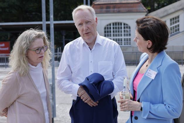 Ute Bonde, Senatorin für Mobilität, Verkehr, Klimaschutz und Umwelt, Alexander Kaczmarek, Konzernbevollmächtigter der Deutschen Bahn für Berlin, Deutschland, Berlin, Rede StS in BMV Stutz zur Einweihungsfeier zukunftsfähiger Bahnhof Berlin Olympiastadion *** Ute Bonde, Senator for Mobility, Transportation, Climate Protection, and the Environment; Alexander Kaczmarek, Deutsche Bahn’s Corporate Representative for Berlin, Germany, Berlin; Speech by State Secretary Stutz of the Federal Ministry of Transport at the inauguration ceremony for the sustainable Berlin Olympiastadion train station
