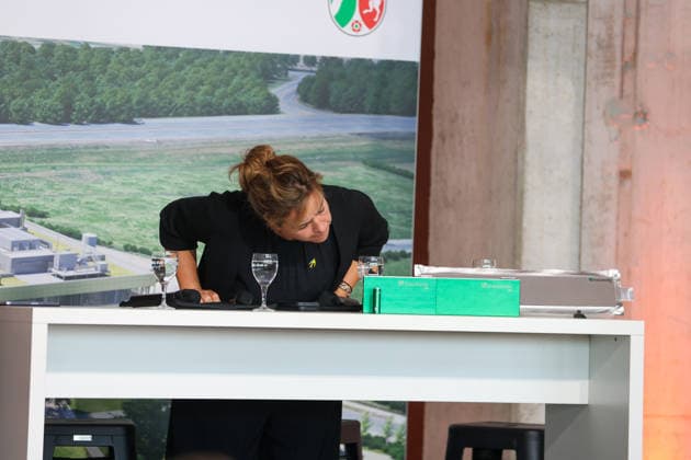 Richtfest der Forschungsfertigung Batteriezelle. Fraunhofer-Einrichtung Forschungsfertigung Batteriezelle FFB (industrienahe Fertigung von Batteriezellen). Mona Neubaur (Bündnis 90 Die Grünen), Ministerin für Wirtschaft, Industrie, Klimaschutz und Energie des Landes Nordrhein-Westfalen. Münster, Nordrhein-Westfalen, DEU, Deutschland, 13.07.2026 *** Topping-out ceremony for the Fraunhofer Institute for Battery Cell Research and Production (FFB) Industry-oriented production of battery cells Mona Neubaur, Alliance 90 The Greens, Minister of Economic Affairs, Industry, Climate Protection, and Energy for the State of North Rhine-Westphalia Münster, North Rhine-Westphalia, DEU, Germany, July 13, 2026