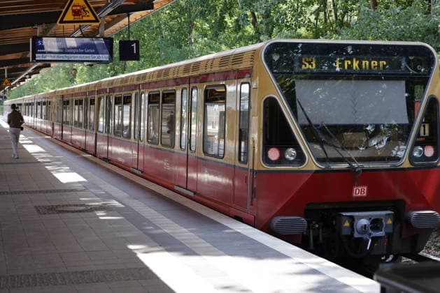 S-Bahnhof Olympiastadion, S3 nach Erkner, Deutschland, Berlin, Rede StS in BMV Stutz zur Einweihungsfeier zukunftsfähiger Bahnhof Berlin Olympiastadion *** Olympiastadion S-Bahn Station, S3 to Erkner, Germany, Berlin; Speech by State Secretary Stutz at the BMV inauguration ceremony for the sustainable Berlin Olympiastadion S-Bahn Station
