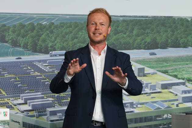 Richtfest der Forschungsfertigung Batteriezelle. Fraunhofer-Einrichtung Forschungsfertigung Batteriezelle FFB (industrienahe Fertigung von Batteriezellen). Tobias Häusler. Moderator. Münster, Nordrhein-Westfalen, DEU, Deutschland, 13.07.2026 *** Topping-Out Ceremony for the Fraunhofer Battery Cell Research and Production Facility (FFB) – Industry-Oriented Production of Battery Cells – Tobias Häusler, Moderator – Münster, North Rhine-Westphalia, DEU, Germany, July 13, 2026