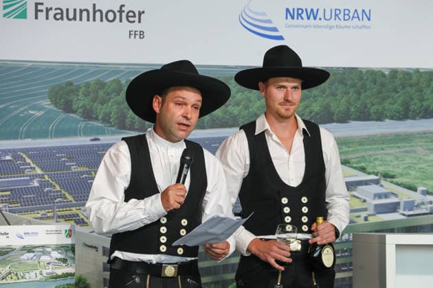 Richtfest der Forschungsfertigung Batteriezelle. Fraunhofer-Einrichtung Forschungsfertigung Batteriezelle FFB (industrienahe Fertigung von Batteriezellen). Polier beim Richtspruch. Münster, Nordrhein-Westfalen, DEU, Deutschland, 13.07.2026 *** Topping-out ceremony for the Fraunhofer Institute for Battery Cell Research and Production (FFB) — industry-oriented production of battery cells — speech by the mayor of Münster, North Rhine-Westphalia, DEU, Germany, July 13, 2026