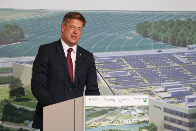 Richtfest der Forschungsfertigung Batteriezelle. Fraunhofer-Einrichtung Forschungsfertigung Batteriezelle FFB (industrienahe Fertigung von Batteriezellen). Prof. Dr. Axel Müller-Groeling, Vorstand für Forschungsinfrastrukturen und Digitalisierung der Fraunhofer-Gesellschaft. Münster, Nordrhein-Westfalen, DEU, Deutschland, 13.07.2026 *** Topping-Out Ceremony for the Fraunhofer Battery Cell Research and Production Facility (FFB) — Industry-Oriented Production of Battery Cells — Prof. Dr. Axel Müller Groeling, Executive Board Member for Research Infrastructures and Digitalization at the Fraunhofer Society, Münster, North Rhine-Westphalia, DEU, Germany, July 13, 2026