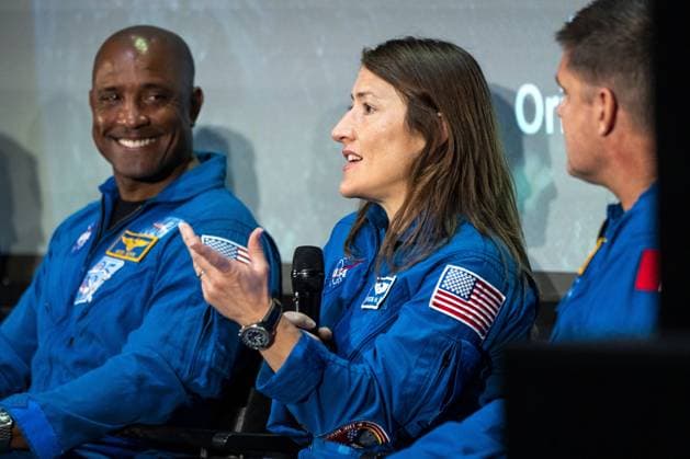 News Bilder des Tages NOORDWIJK - Astronauts Victor Glover, Christina Koch, and Jeremy Hansen at a press conference at ESTEC, the Dutch facility of the European Space Agency (ESA). The four astronauts flew around the moon in April during the Artemis II flight. LINA SELG ANP netherlands out - belgium out  Copyright: xx x563461681x originalFilename: 563461681.jpg