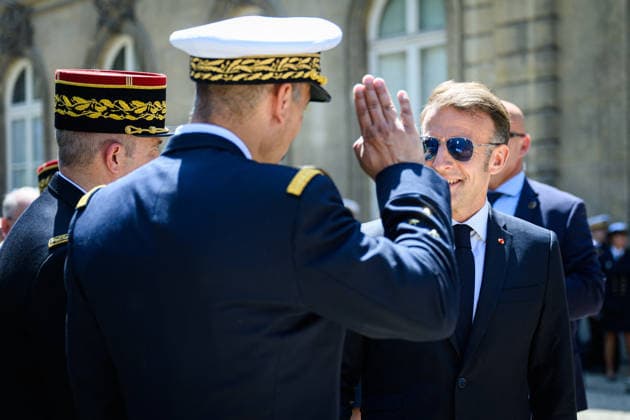 News Bilder des Tages Speech by The President of The Republic to The Armies - Paris Emmanuel Macron, president of the French Republic, greets military personnel after delivering a speech to the armed forces at the Hotel de Brienne in Paris, France on July 13, 2026. Photo by Eric Tschaen Pool ABACAPRESS.COM Paris IDF France  Copyright: xTschaenxEric Pool ABACAx