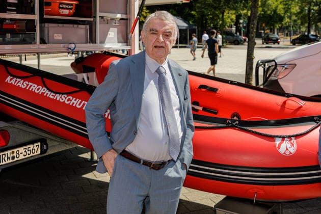 13.07.2026. Düsseldorf. NRW-Innenminister Herbert Reul präsentiert Fahrzeuge und Materialien, die im Kontext des Hochwasserschutzes beschafft wurden. Fünf Jahre nach der Hochwasserkatastrophe stärkt das Land Nordrhein-Westfalen weiter seinen Katastrophenschutz. Düsseldorf Horionplatz Nordrhein-Westfalen Deutschland *** July 13, 2026, Düsseldorf, North Rhine-Westphalia: Interior Minister Herbert Reul presents vehicles and equipment procured for flood protection. Five years after the catastrophic flooding, the state of North Rhine-Westphalia continues to strengthen its disaster response capabilities. Düsseldorf, Horionplatz, North Rhine-Westphalia, Germany