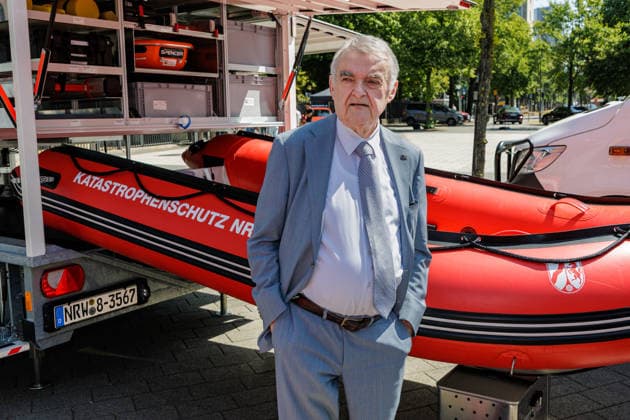 13.07.2026. Düsseldorf. NRW-Innenminister Herbert Reul präsentiert Fahrzeuge und Materialien, die im Kontext des Hochwasserschutzes beschafft wurden. Fünf Jahre nach der Hochwasserkatastrophe stärkt das Land Nordrhein-Westfalen weiter seinen Katastrophenschutz. Düsseldorf Horionplatz Nordrhein-Westfalen Deutschland *** July 13, 2026, Düsseldorf, North Rhine-Westphalia: Interior Minister Herbert Reul presents vehicles and equipment procured for flood protection. Five years after the catastrophic flooding, the state of North Rhine-Westphalia continues to strengthen its disaster response capabilities. Düsseldorf, Horionplatz, North Rhine-Westphalia, Germany