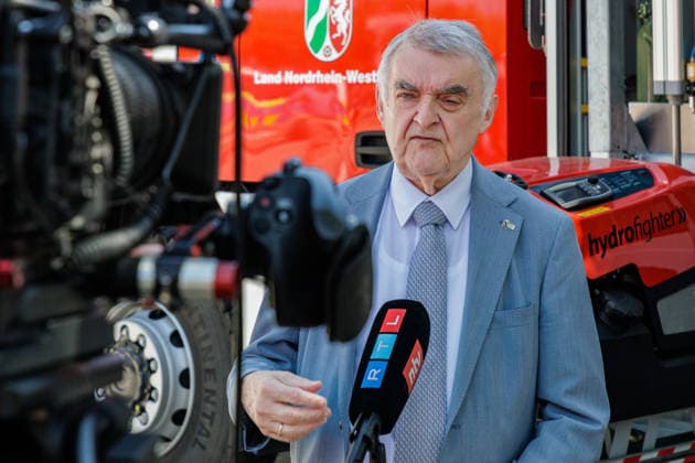 News Bilder des Tages 13.07.2026. Düsseldorf. NRW-Innenminister Herbert Reul präsentiert Fahrzeuge und Materialien, die im Kontext des Hochwasserschutzes beschafft wurden. Fünf Jahre nach der Hochwasserkatastrophe stärkt das Land Nordrhein-Westfalen weiter seinen Katastrophenschutz. Düsseldorf Horionplatz Nordrhein-Westfalen Deutschland *** July 13, 2026, Düsseldorf, North Rhine-Westphalia: Interior Minister Herbert Reul presents vehicles and equipment procured for flood protection. Five years after the catastrophic flooding, the state of North Rhine-Westphalia continues to strengthen its disaster response capabilities. Düsseldorf, Horionplatz, North Rhine-Westphalia, Germany