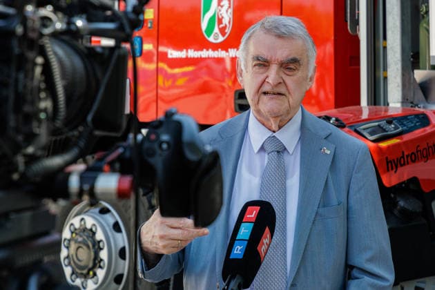 13.07.2026. Düsseldorf. NRW-Innenminister Herbert Reul präsentiert Fahrzeuge und Materialien, die im Kontext des Hochwasserschutzes beschafft wurden. Fünf Jahre nach der Hochwasserkatastrophe stärkt das Land Nordrhein-Westfalen weiter seinen Katastrophenschutz. Düsseldorf Horionplatz Nordrhein-Westfalen Deutschland *** July 13, 2026, Düsseldorf, North Rhine-Westphalia: Interior Minister Herbert Reul presents vehicles and equipment procured for flood protection. Five years after the catastrophic flooding, the state of North Rhine-Westphalia continues to strengthen its disaster response capabilities. Düsseldorf, Horionplatz, North Rhine-Westphalia, Germany