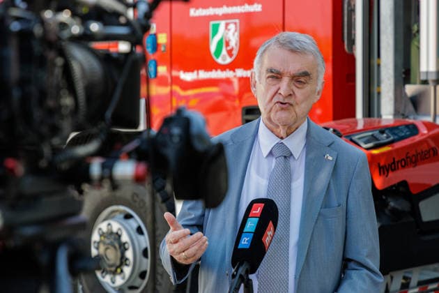 13.07.2026. Düsseldorf. NRW-Innenminister Herbert Reul präsentiert Fahrzeuge und Materialien, die im Kontext des Hochwasserschutzes beschafft wurden. Fünf Jahre nach der Hochwasserkatastrophe stärkt das Land Nordrhein-Westfalen weiter seinen Katastrophenschutz. Düsseldorf Horionplatz Nordrhein-Westfalen Deutschland *** July 13, 2026, Düsseldorf, North Rhine-Westphalia: Interior Minister Herbert Reul presents vehicles and equipment procured for flood protection. Five years after the catastrophic flooding, the state of North Rhine-Westphalia continues to strengthen its disaster response capabilities. Düsseldorf, Horionplatz, North Rhine-Westphalia, Germany