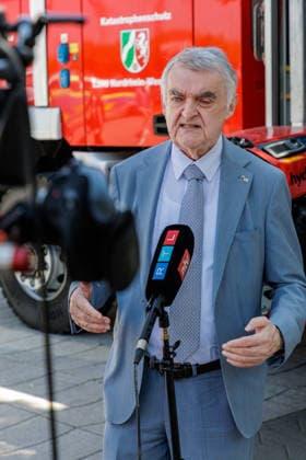 13.07.2026. Düsseldorf. NRW-Innenminister Herbert Reul präsentiert Fahrzeuge und Materialien, die im Kontext des Hochwasserschutzes beschafft wurden. Fünf Jahre nach der Hochwasserkatastrophe stärkt das Land Nordrhein-Westfalen weiter seinen Katastrophenschutz. Düsseldorf Horionplatz Nordrhein-Westfalen Deutschland *** July 13, 2026, Düsseldorf, North Rhine-Westphalia: Interior Minister Herbert Reul presents vehicles and equipment procured for flood protection. Five years after the catastrophic flooding, the state of North Rhine-Westphalia continues to strengthen its disaster response capabilities. Düsseldorf, Horionplatz, North Rhine-Westphalia, Germany