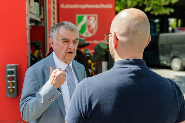 13.07.2026. Düsseldorf. NRW-Innenminister Herbert Reul präsentiert Fahrzeuge und Materialien, die im Kontext des Hochwasserschutzes beschafft wurden. Fünf Jahre nach der Hochwasserkatastrophe stärkt das Land Nordrhein-Westfalen weiter seinen Katastrophenschutz. Düsseldorf Horionplatz Nordrhein-Westfalen Deutschland *** July 13, 2026, Düsseldorf, North Rhine-Westphalia: Interior Minister Herbert Reul presents vehicles and equipment procured for flood protection. Five years after the catastrophic flooding, the state of North Rhine-Westphalia continues to strengthen its disaster response capabilities. Düsseldorf, Horionplatz, North Rhine-Westphalia, Germany