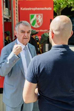 13.07.2026. Düsseldorf. NRW-Innenminister Herbert Reul präsentiert Fahrzeuge und Materialien, die im Kontext des Hochwasserschutzes beschafft wurden. Fünf Jahre nach der Hochwasserkatastrophe stärkt das Land Nordrhein-Westfalen weiter seinen Katastrophenschutz. Düsseldorf Horionplatz Nordrhein-Westfalen Deutschland *** July 13, 2026, Düsseldorf, North Rhine-Westphalia: Interior Minister Herbert Reul presents vehicles and equipment procured for flood protection. Five years after the catastrophic flooding, the state of North Rhine-Westphalia continues to strengthen its disaster response capabilities. Düsseldorf, Horionplatz, North Rhine-Westphalia, Germany