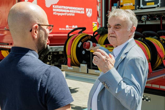13.07.2026. Düsseldorf. NRW-Innenminister Herbert Reul präsentiert Fahrzeuge und Materialien, die im Kontext des Hochwasserschutzes beschafft wurden. Fünf Jahre nach der Hochwasserkatastrophe stärkt das Land Nordrhein-Westfalen weiter seinen Katastrophenschutz. Düsseldorf Horionplatz Nordrhein-Westfalen Deutschland *** July 13, 2026, Düsseldorf, North Rhine-Westphalia: Interior Minister Herbert Reul presents vehicles and equipment procured for flood protection. Five years after the catastrophic flooding, the state of North Rhine-Westphalia continues to strengthen its disaster response capabilities. Düsseldorf, Horionplatz, North Rhine-Westphalia, Germany