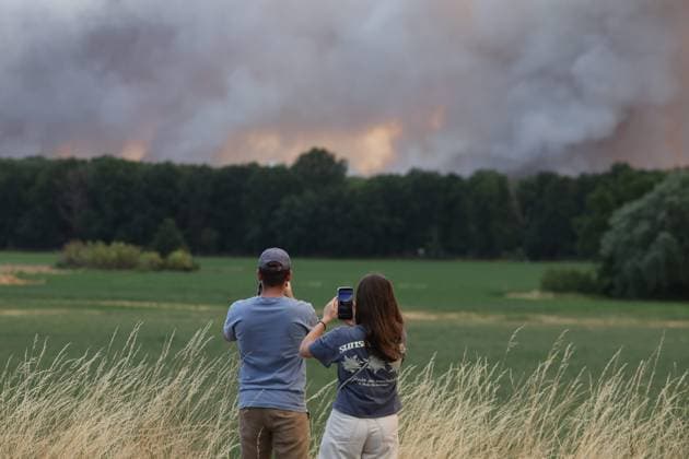 FONTAINEBLEAU FIRE PHOTOPQR LE PARISIEN Le Parisien Arnaud Journois FONTAINEBLEAU July 13, 2026 Fontainebleau Forest, Seine-et-Marne, on July 13, 2026 Fire in the Fontainebleau Forest Photo: Le Parisien, Arnaud Journois, Fontainebleau, France, July 13, 2026. The Fontainebleau Forest is on fire, south of Paris. FONTAINEBLEAU, France  Copyright: xPHOTOPQR LExPARISIEN MAXPPPxLexParisienx xArnaudxJournoisx 20260713LPA4430 20260713LPA4430