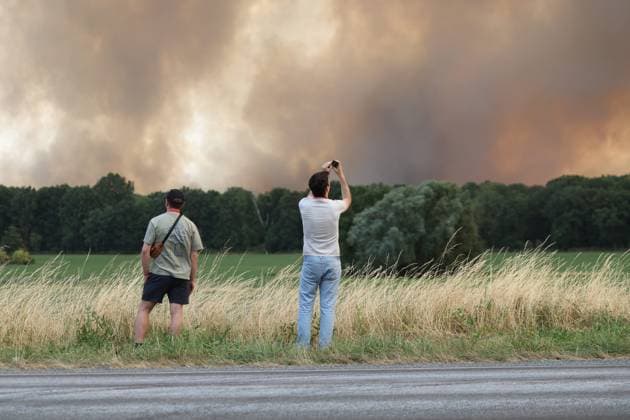 FONTAINEBLEAU FIRE PHOTOPQR LE PARISIEN Le Parisien Arnaud Journois FONTAINEBLEAU July 13, 2026 Fontainebleau Forest, Seine-et-Marne, on July 13, 2026 Fire in the Fontainebleau Forest Photo: Le Parisien, Arnaud Journois, Fontainebleau, France, July 13, 2026. The Fontainebleau Forest is on fire, south of Paris. FONTAINEBLEAU, France  Copyright: xPHOTOPQR LExPARISIEN MAXPPPxLexParisienx xArnaudxJournoisx 20260713LPA4432 20260713LPA4432