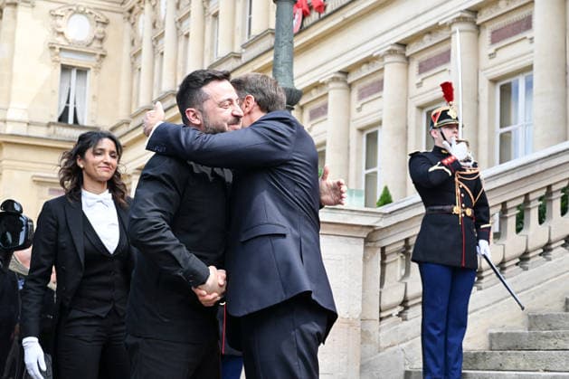 Macron Welcomes Zelensky for Coalition of the Willing Summit - Paris French President Emmanuel Macron welcomes Ukrainian President Volodymyr Zelensky ahead of the Integrated Anti-Ballistic Missile Coalition meeting at the Hôtel des Invalides in Paris, France, on July 13, 2026, prior to the Coalition of the Willing summit on support for Ukraine. Photo by Jeanne Accorsini Pool ABACAPRESS.COM PARIS France  Copyright: xAccorsinixJeanne Pool ABACAx