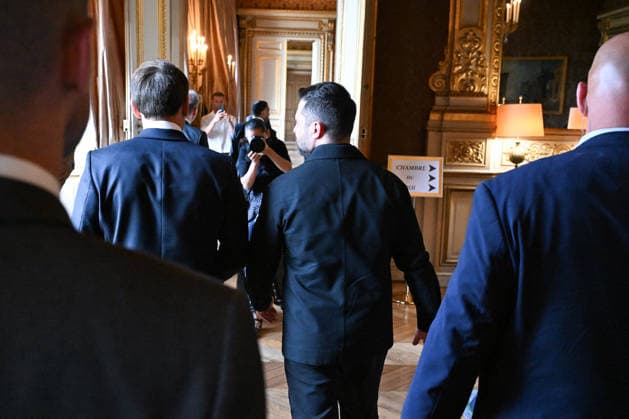 Macron Welcomes Zelensky for Coalition of the Willing Summit - Paris French President Emmanuel Macron and Ukrainian President Volodymyr Zelensky ahead of the Integrated Anti-Ballistic Missile Coalition meeting at the Hôtel des Invalides in Paris, France, on July 13, 2026, prior to the Coalition of the Willing summit on support for Ukraine. Photo by Jeanne Accorsini Pool ABACAPRESS.COM PARIS France  Copyright: xAccorsinixJeanne Pool ABACAx