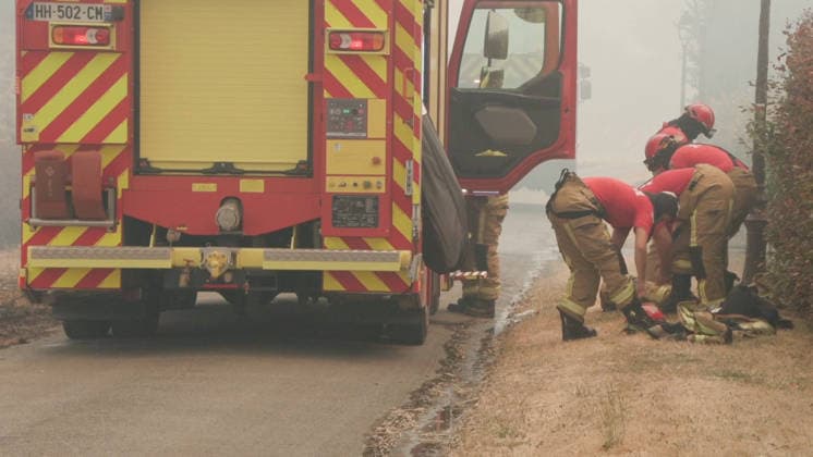 RECORD DATE NOT STATED Residents Are Trying to Put out A Fire in A Field - Fontainebleau Residents step in to put out a fire that has just broken out in the immediate vicinity of homes, before emergency responders arrive, in Fontainebleau, France, on July 13, 2026. Videograbs by CLPress ABACAPRESS.COM Fontainebleau France  Copyright: xCLPRESS ABACAx(WorldxRightsxOfficial)x