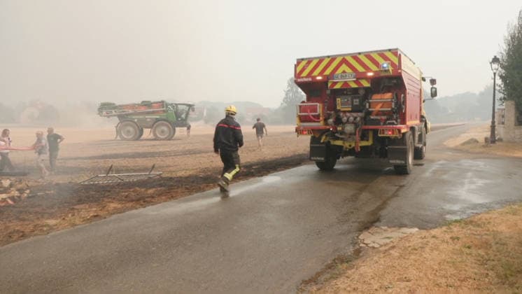 RECORD DATE NOT STATED Residents Are Trying to Put out A Fire in A Field - Fontainebleau Residents step in to put out a fire that has just broken out in the immediate vicinity of homes, before emergency responders arrive, in Fontainebleau, France, on July 13, 2026. Videograbs by CLPress ABACAPRESS.COM Fontainebleau France  Copyright: xCLPRESS ABACAx(WorldxRightsxOfficial)x