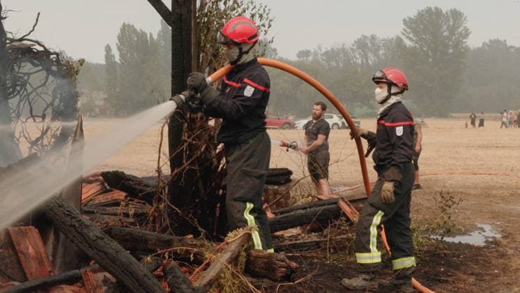 RECORD DATE NOT STATED Residents Are Trying to Put out A Fire in A Field - Fontainebleau Residents step in to put out a fire that has just broken out in the immediate vicinity of homes, before emergency responders arrive, in Fontainebleau, France, on July 13, 2026. Videograbs by CLPress ABACAPRESS.COM Fontainebleau France  Copyright: xCLPRESS ABACAx(WorldxRightsxOfficial)x
