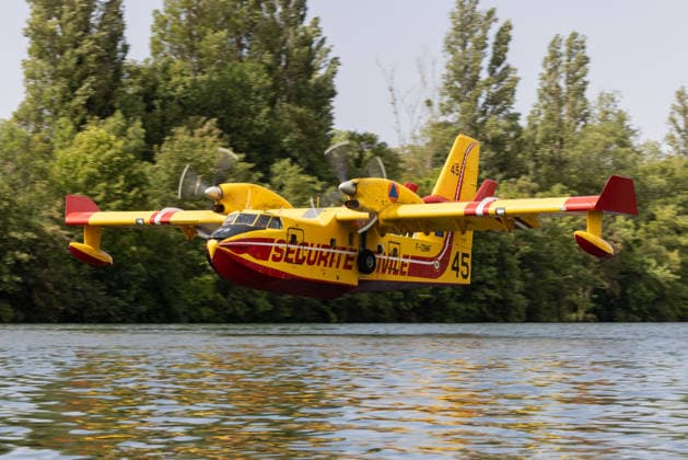 Canadair aircraft are taking turns over the Seine in an attempt to extinguish the massive fire in the Fontainebleau Forest on July 13, 2026. Since the previous evening, the flames have already ravaged 800 hectares of vegetation near Chartrettes. Jérémy Melloul, Bestimage. Canadair aircraft are taking turns scooping water from the Seine to try to extinguish the massive fire in the Fontainebleau Forest on July 13, 2026. Since the previous evening, the flames have already ravaged 800 hectares of vegetation near Chartrettes. Chartrettes, France  Copyright: xJeremyxMelloulx xBestimagexJeremyxMelloulx xBestimagex