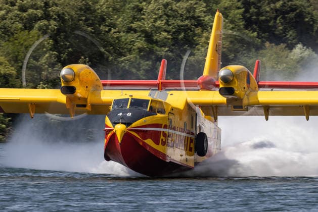 Canadair aircraft are taking turns over the Seine in an attempt to extinguish the massive fire in the Fontainebleau Forest on July 13, 2026. Since the previous evening, the flames have already ravaged 800 hectares of vegetation near Chartrettes. Jérémy Melloul, Bestimage. Canadair aircraft are taking turns scooping water from the Seine to try to extinguish the massive fire in the Fontainebleau Forest on July 13, 2026. Since the previous evening, the flames have already ravaged 800 hectares of vegetation near Chartrettes. Chartrettes, France  Copyright: xJeremyxMelloulx xBestimagexJeremyxMelloulx xBestimagex