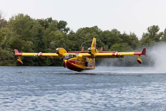 Canadair aircraft are taking turns over the Seine in an attempt to extinguish the massive forest fire in the Fontainebleau Forest on July 13, 2026. Since the previous evening, the flames have already ravaged 800 hectares of vegetation near Chartrettes. Jérémy Melloul, Bestimage. Canadair aircraft are taking turns scooping water from the Seine to try to extinguish the massive fire in the Fontainebleau Forest on July 13, 2026. Since the previous evening, the flames have already ravaged 800 hectares of vegetation near Chartrettes. Chartrettes, France  Copyright: xJeremyxMelloulx xBestimagexJeremyxMelloulx xBestimagex
