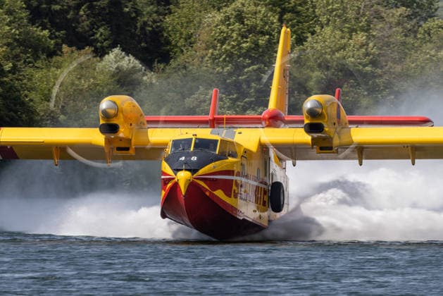 Canadair aircraft are taking turns over the Seine in an attempt to extinguish the massive forest fire in the Fontainebleau Forest on July 13, 2026. Since the previous evening, the flames have already ravaged 800 hectares of vegetation near Chartrettes. Jérémy Melloul, Bestimage. Canadair aircraft are taking turns scooping water from the Seine to try to extinguish the massive fire in the Fontainebleau Forest on July 13, 2026. Since the previous evening, the flames have already ravaged 800 hectares of vegetation near Chartrettes. Chartrettes, France  Copyright: xJeremyxMelloulx xBestimagexJeremyxMelloulx xBestimagex
