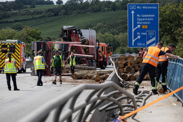 Lastwagen kippt auf Autobahnbrücke um 25 Baumstämme stürzen auf Fahrbahn und in den Rhein Am 13.07.2026 kam es um 11:37 Uhr auf der A60 im Bereich der Weisenauer Brücke in Mainz zu einem Verkehrsunfall, bei dem der Anhänger eines mit Baumstämmen beladenen Lastkraftwagens umkippte. Etwa 25 Baumstämme stürzten herab, blockierten die Fahrbahn und einen Fahrradweg, eine unbekannte Anzahl fiel über das Brückengeländer in den Rhein. Die Wasserschutzpolizei machte das im Wasser liegende Holz ausfindig. Fahrbahn, Leitplanke und das äußere Brückengeländer wurden erheblich beschädigt, der Sachschaden wird auf ca. 25.000 Euro geschätzt. Die A60 in Fahrtrichtung Bingen ist ab der Anschlussstelle Bischofsheim derzeit voll gesperrt.