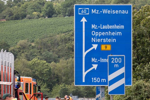 Lastwagen kippt auf Autobahnbrücke um 25 Baumstämme stürzen auf Fahrbahn und in den Rhein Am 13.07.2026 kam es um 11:37 Uhr auf der A60 im Bereich der Weisenauer Brücke in Mainz zu einem Verkehrsunfall, bei dem der Anhänger eines mit Baumstämmen beladenen Lastkraftwagens umkippte. Etwa 25 Baumstämme stürzten herab, blockierten die Fahrbahn und einen Fahrradweg, eine unbekannte Anzahl fiel über das Brückengeländer in den Rhein. Die Wasserschutzpolizei machte das im Wasser liegende Holz ausfindig. Fahrbahn, Leitplanke und das äußere Brückengeländer wurden erheblich beschädigt, der Sachschaden wird auf ca. 25.000 Euro geschätzt. Die A60 in Fahrtrichtung Bingen ist ab der Anschlussstelle Bischofsheim derzeit voll gesperrt.