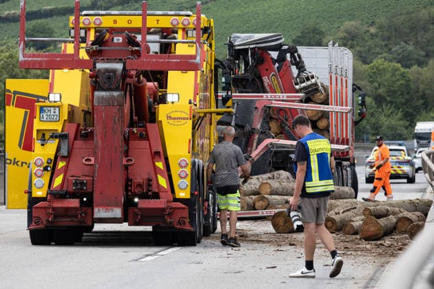 Lastwagen kippt auf Autobahnbrücke um 25 Baumstämme stürzen auf Fahrbahn und in den Rhein Am 13.07.2026 kam es um 11:37 Uhr auf der A60 im Bereich der Weisenauer Brücke in Mainz zu einem Verkehrsunfall, bei dem der Anhänger eines mit Baumstämmen beladenen Lastkraftwagens umkippte. Etwa 25 Baumstämme stürzten herab, blockierten die Fahrbahn und einen Fahrradweg, eine unbekannte Anzahl fiel über das Brückengeländer in den Rhein. Die Wasserschutzpolizei machte das im Wasser liegende Holz ausfindig. Fahrbahn, Leitplanke und das äußere Brückengeländer wurden erheblich beschädigt, der Sachschaden wird auf ca. 25.000 Euro geschätzt. Die A60 in Fahrtrichtung Bingen ist ab der Anschlussstelle Bischofsheim derzeit voll gesperrt.