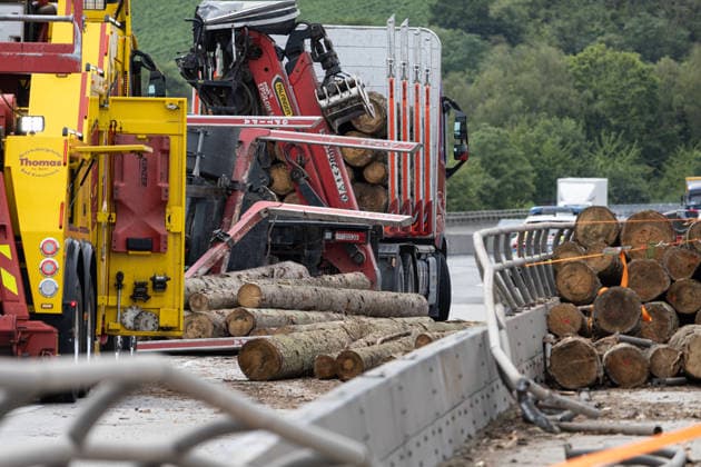 Lastwagen kippt auf Autobahnbrücke um 25 Baumstämme stürzen auf Fahrbahn und in den Rhein Am 13.07.2026 kam es um 11:37 Uhr auf der A60 im Bereich der Weisenauer Brücke in Mainz zu einem Verkehrsunfall, bei dem der Anhänger eines mit Baumstämmen beladenen Lastkraftwagens umkippte. Etwa 25 Baumstämme stürzten herab, blockierten die Fahrbahn und einen Fahrradweg, eine unbekannte Anzahl fiel über das Brückengeländer in den Rhein. Die Wasserschutzpolizei machte das im Wasser liegende Holz ausfindig. Fahrbahn, Leitplanke und das äußere Brückengeländer wurden erheblich beschädigt, der Sachschaden wird auf ca. 25.000 Euro geschätzt. Die A60 in Fahrtrichtung Bingen ist ab der Anschlussstelle Bischofsheim derzeit voll gesperrt.