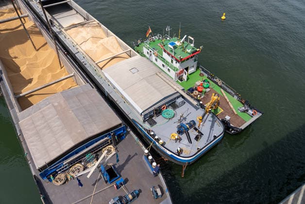 RECORD DATE NOT STATED Lastwagen kippt auf Autobahnbrücke um 25 Baumstämme stürzen auf Fahrbahn und in den Rhein Am 13.07.2026 kam es um 11:37 Uhr auf der A60 im Bereich der Weisenauer Brücke in Mainz zu einem Verkehrsunfall, bei dem der Anhänger eines mit Baumstämmen beladenen Lastkraftwagens umkippte. Etwa 25 Baumstämme stürzten herab, blockierten die Fahrbahn und einen Fahrradweg, eine unbekannte Anzahl fiel über das Brückengeländer in den Rhein. Die Wasserschutzpolizei machte das im Wasser liegende Holz ausfindig. Fahrbahn, Leitplanke und das äußere Brückengeländer wurden erheblich beschädigt, der Sachschaden wird auf ca. 25.000 Euro geschätzt. Die A60 in Fahrtrichtung Bingen ist ab der Anschlussstelle Bischofsheim derzeit voll gesperrt.