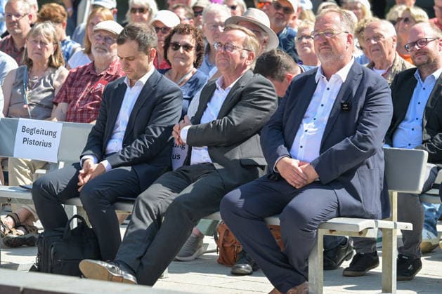 Verteidigungsminister Boris Pistorius (SPD) mitte und Oberbuergermeister Cuxhaven Uwe Santjer (SPD) rechts ,Verteidigungsminister Boris Pistorius, Besuch in Cuxhaven 13.07.2026 Cuxhaven Niedersachsen Deutschland *** Defense Minister Boris Pistorius (SPD, center) and Cuxhaven Mayor Uwe Santjer (SPD, right), Defense Minister Boris Pistorius, visit to Cuxhaven on July 13, 2026, Cuxhaven, Lower Saxony, Germany Copyright: xkolbert-press BurghardxSchreyerx
