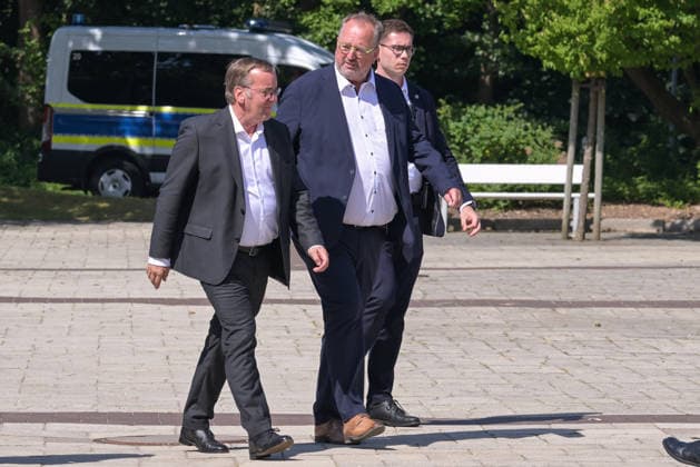 Oberbuergermeister Cuxhaven Uwe Santjer (SPD) rechts begruesst Verteidigungsminister Boris Pistorius (SPD),Verteidigungsminister Boris Pistorius, Besuch in Cuxhaven 13.07.2026 Cuxhaven Niedersachsen Deutschland *** Cuxhaven Mayor Uwe Santjer (SPD), on the right, welcomes Defense Minister Boris Pistorius (SPD); Defense Minister Boris Pistorius visits Cuxhaven on July 13, 2026, in Cuxhaven, Lower Saxony, Germany Copyright: xkolbert-press BurghardxSchreyerx