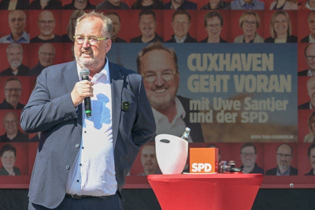 Oberbuergermeister Cuxhaven Uwe Santjer (SPD),Verteidigungsminister Boris Pistorius, Besuch in Cuxhaven 13.07.2026 Cuxhaven Niedersachsen Deutschland *** Uwe Santjer (SPD), Mayor of Cuxhaven; Boris Pistorius, Minister of Defense; visit to Cuxhaven on July 13, 2026, Cuxhaven, Lower Saxony, Germany Copyright: xkolbert-press BurghardxSchreyerx