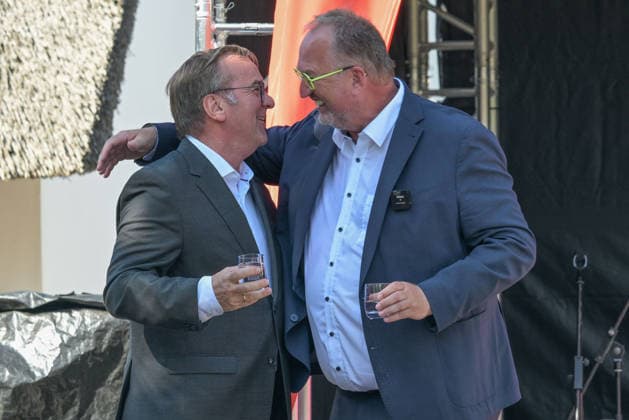 Oberbuergermeister Cuxhaven Uwe Santjer (SPD) rechts bedankt sich bei Verteidigungsminister Boris Pistorius (SPD),Verteidigungsminister Boris Pistorius, Besuch in Cuxhaven 13.07.2026 Cuxhaven Niedersachsen Deutschland *** Uwe Santjer (SPD), Mayor of Cuxhaven (on the right), thanks Defense Minister Boris Pistorius (SPD); Defense Minister Boris Pistorius visits Cuxhaven on July 13, 2026, in Cuxhaven, Lower Saxony, Germany Copyright: xkolbert-press BurghardxSchreyerx