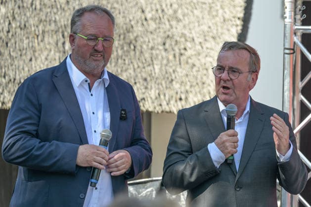 Oberbuergermeister Cuxhaven Uwe Santjer (SPD) links und Verteidigungsminister Boris Pistorius (SPD),Verteidigungsminister Boris Pistorius, Besuch in Cuxhaven 13.07.2026 Cuxhaven Niedersachsen Deutschland *** Uwe Santjer, SPD, Mayor of Cuxhaven (left), and Boris Pistorius, SPD, Minister of Defense; Boris Pistorius, Minister of Defense, visiting Cuxhaven on July 13, 2026, Cuxhaven, Lower Saxony, Germany Copyright: xkolbert-press BurghardxSchreyerx