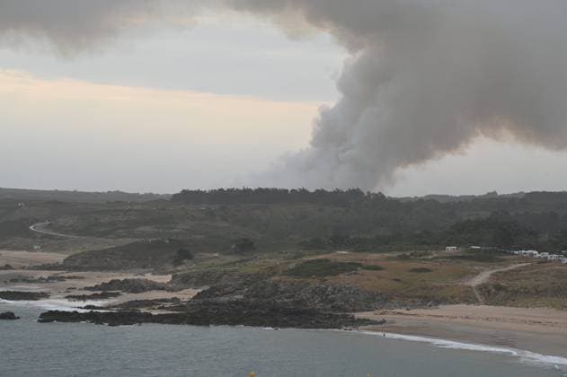 FIRE AT CAP FRÉHEL SITE PHOTOPQR OUEST FRANCE Elsa Rancel Ouest France PAIMPOL July 13, 2026 Heath fire in the Cap Fréhel area, in Plévenon, Côtes-d’Armor, July 13, 2026 Throughout the night from Sunday, July 12, to Monday, July 13, 2026, firefighters battled two heathland fires that broke out around 9:30 p.m., in the Cap Fréhel and Fort La Latte areas in Plévenon, Côtes d’Armor. A campground had to be evacuated, and the GR 34 trail is closed. Elsa Rancel, Ouest France, Plévenon, Brittany, France, July 13 Fires in Cap Fréhel, Paimpol, France  Copyright: xPHOTOPQR OUESTxFRANCE MAXPPPxElsaxRancelx xOuest-Francex 20260713OFR4597 20260713OFR4597